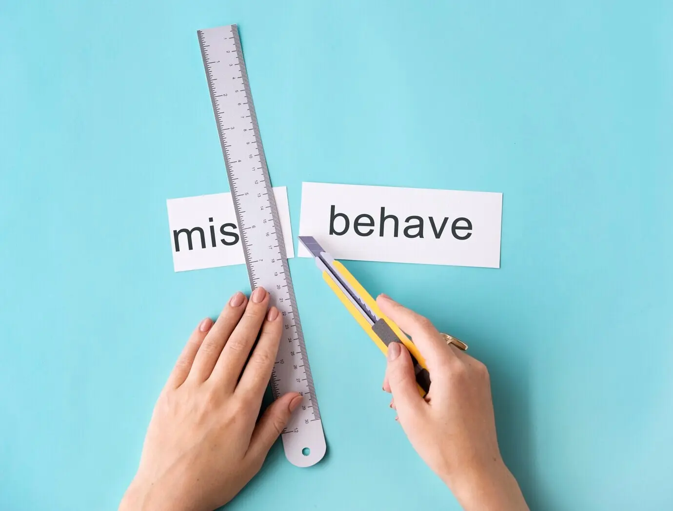 Плохое поведение, невежливость: руки разрезают слово — концепция разделения.